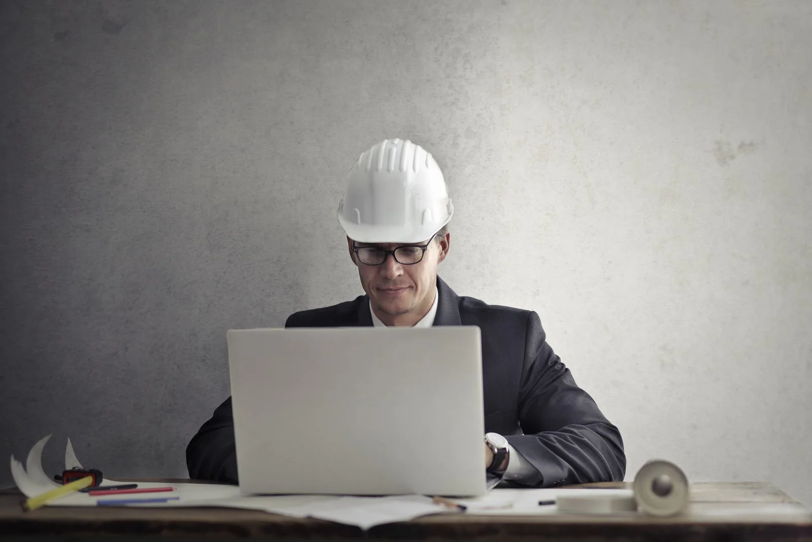 Ingénieur préparant la conception d’un projet sur ordinateur