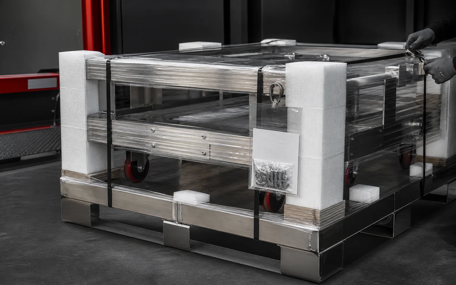 Équipement inox protégé et sanglé pour une livraison sécurisée