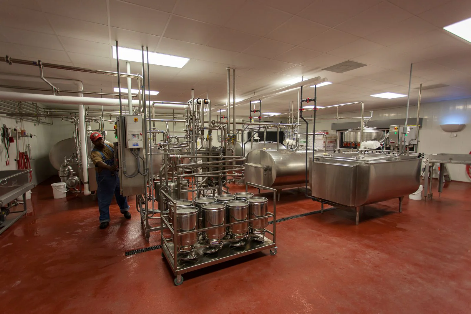 Installation de transformation agroalimentaire avec cuves et tuyauteries en inox
