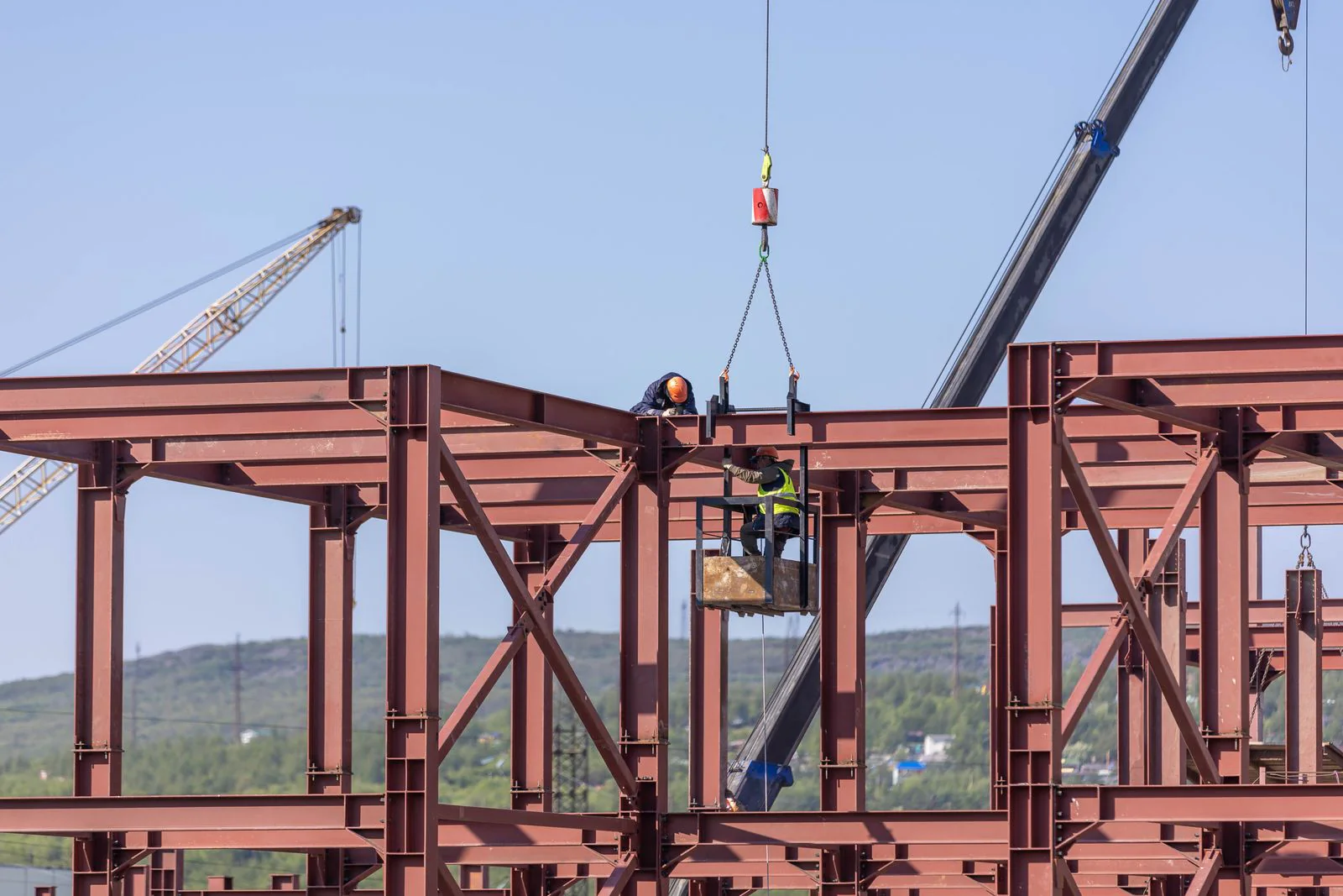Ouvriers assemblant une structure métallique sur un chantier