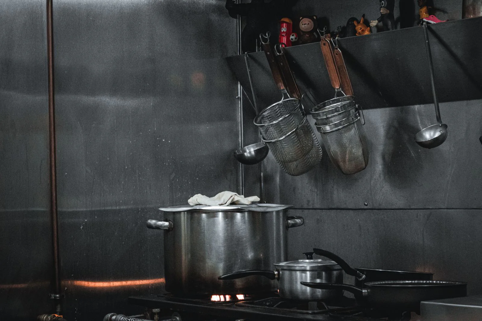 Équipements en inox dans une cuisine professionnelle