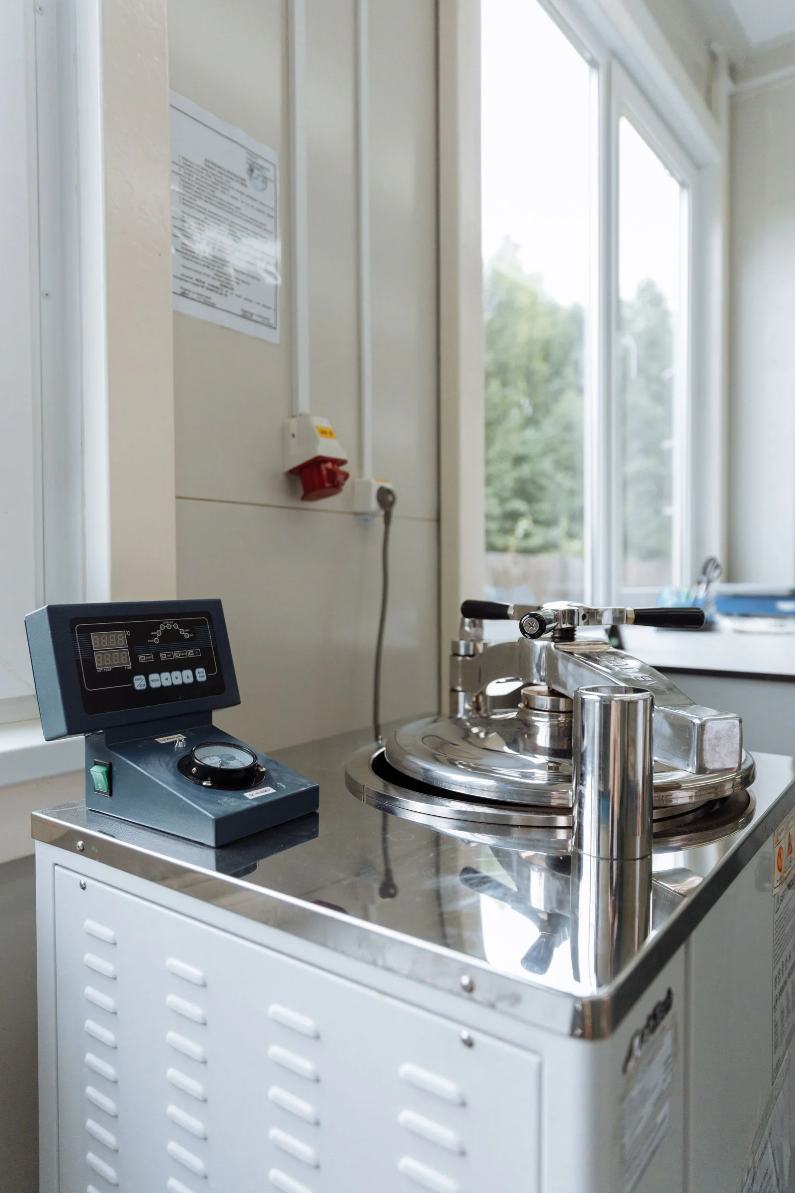 Équipement en inox dans un laboratoire professionnel